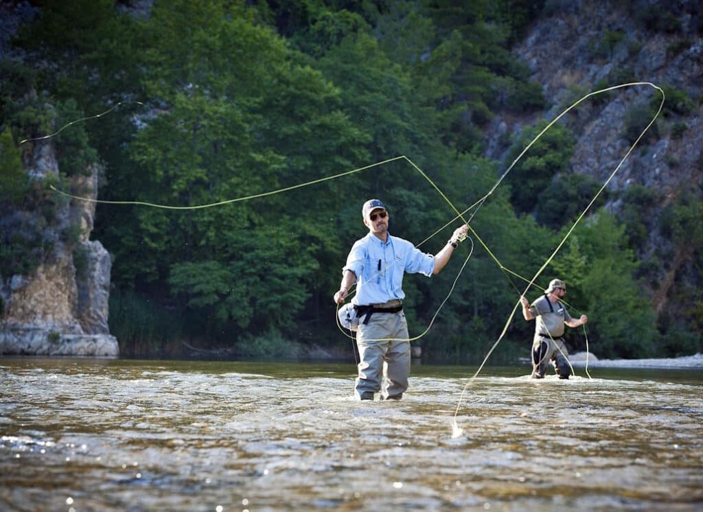 in_voller_aktion_beim_fliegenfischen